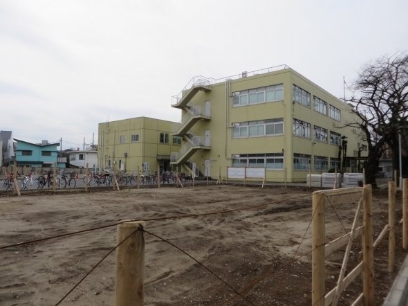 更地から荻窪税務署(クリーム色の建物)をのぞむ