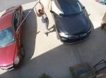 お父さんのファインプレー！　車から出た直後に飛んできたパラソルをキャッチ。