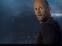 ジェイソン・ステイサム、海洋パニック映画『The Meg』撮影のため本物のサメと泳いだ体験を告白！