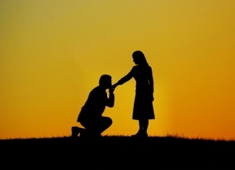 プロポーズ用指輪でサプライズ！（画像はイメージ）