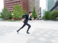 年収が高い人ほど歩くのが速い!?　年収1000万円以上の人は普通の人の●倍速！
