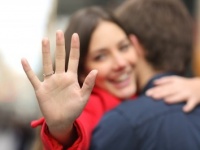彼女から結婚プッシュされたい？　プッシュされたくない？⇒〇割の男性が「されたい」！