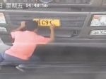 意外と上手い！？　車のナンバープレートを手書きで偽装。