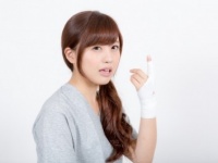 男子がカワイイ！　と思った女子のドジ「意図せぬオナラ」「ストッキングの穴を必死で隠す」