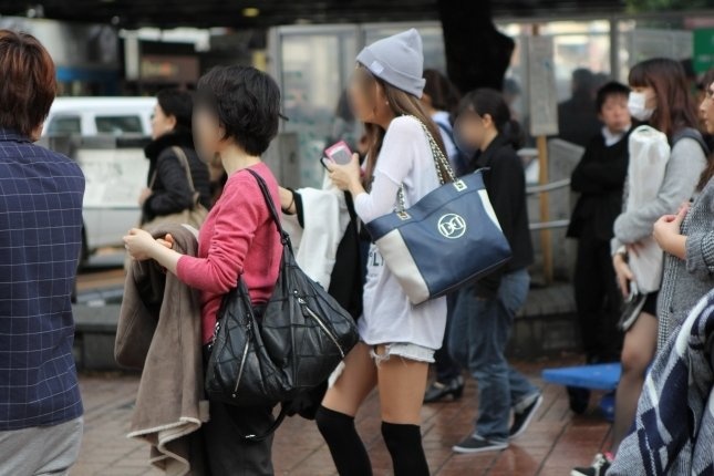 不要になった上着を、わずらわしげに腕に掛ける人々が多数いた