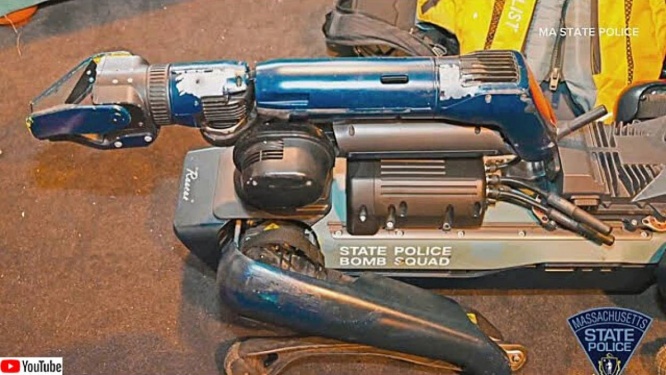犬型ロボットも忠犬だった。警察官を守り銃で撃たれ意識不明に