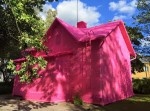 伝統の家が様変わり！　築１００年の家をピンク色に！？