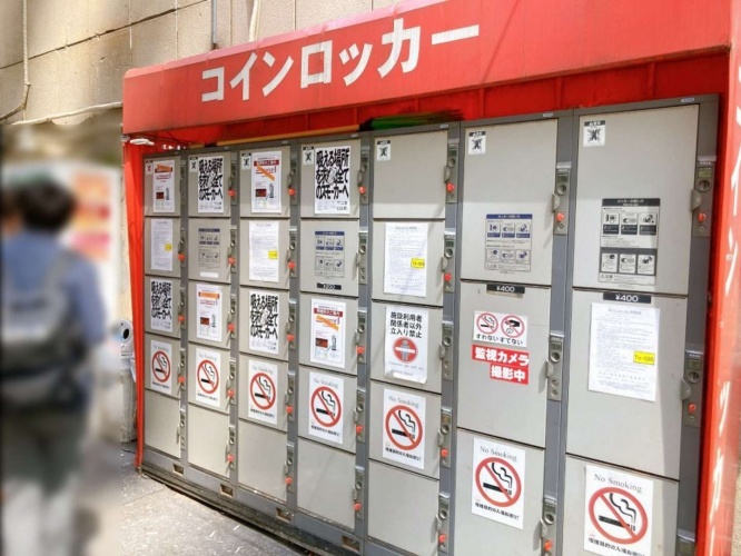 敷地内のコインロッカーにも、禁止の貼り紙があるのに...
