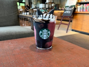 今年のハロウィンは黒猫が主役！スタバ新作「黒猫フラペチーノ®」実食レポ