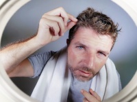 ストレスで白髪になる。その科学的メカニズムが解明される（米研究）