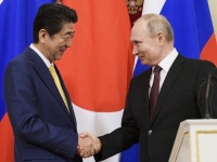 日露首脳会談での安倍晋三首相（左）とウラジーミル・プーチン大統領（右）（写真：代表撮影/AP/アフロ）