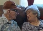 悲しくもドラマチック。長年共に過ごした老夫婦が同じ日に天国へ旅立つ。