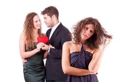 醜いオンナでごめんなさいねっ!!　思わず嫉妬してしまった女友だちの彼氏の特徴5つ！