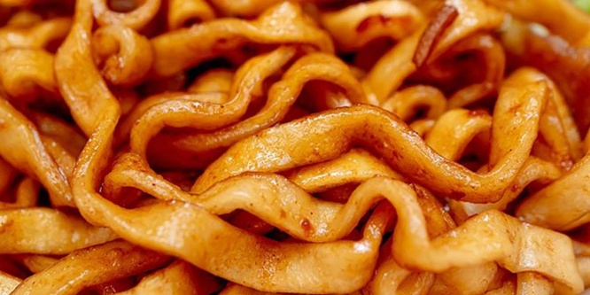 うどんのような太くて縮れのついた油揚げ麺