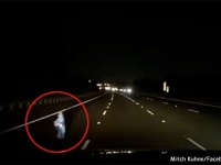 夜の高速道路上にいた子供の幽霊？ドライブレコーダーが記録した衝撃映像
