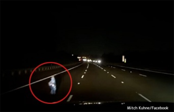 夜の高速道路上にいた子供の幽霊？ドライブレコーダーが記録した衝撃映像