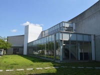 清須市立図書館（Asturio Cantabrioさん撮影、Wikimedia Commonsより）