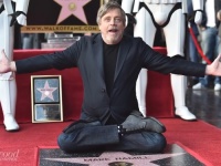 マーク・ハミルがハリウッド殿堂入り！ハリソン・フォードら豪華『スター・ウォーズ』ファミリーがお祝いに駆け付ける