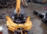生き物の解剖みたい！　重機による車の解体映像が興味深い。