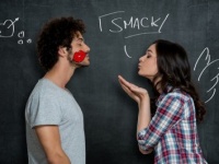 年上男性からモテる女性って？　「脈ありサイン」と「アプローチのコツ」