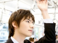 また会いたいっ！　女性が「電車でキュンとした」4タイプの男性