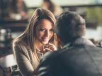 【男女のちがい】「恋人を持ち上げる人」VS「ネタにする人」どっちが好感が持てる？