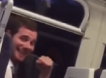 静かに熱く電車の中でW杯を観戦するイギリス人男性が紳士的だと話題に