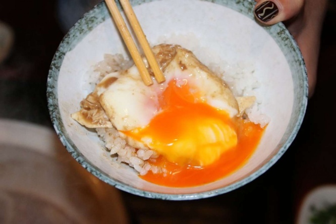 シメは、卵と鍋のつゆをご飯にのせるのが「奥栄」流！