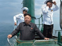 北朝鮮海軍の潜水艇に乗り込む金正恩氏