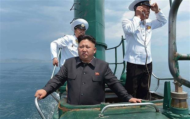 北朝鮮海軍の潜水艇に乗り込む金正恩氏