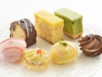【東京土産】格式ある老舗の焼き菓子詰合せ。宝石箱を空けるような楽しみが広がる「プティフールデラックスM」