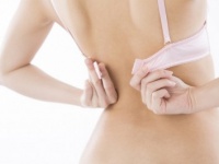 チラリズムが堪らん!!　男性が興奮する彼女の服の脱がせ方