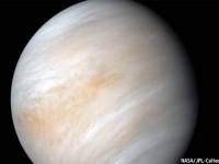 金星の神秘的な閃光は、雷ではなく流星の可能性