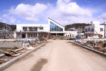 津波により大きな被害を受けた、震災から約2週間後の旧野蒜駅駅舎（ChiefHiraさん撮影、Wikimedia Commonsより）