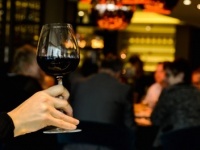 一緒にバックレようか!?　会社の忘年会は「必要」or「不要」？　約6割の男性が選んだのは……