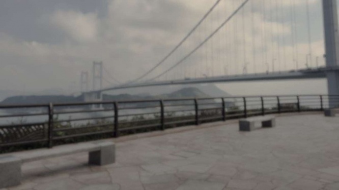 ベンチで横になっていると...（画像はphotoAC）