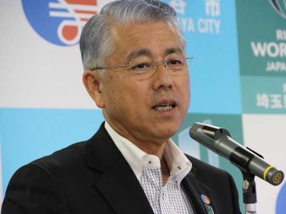 あいさつする富岡清市長