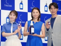 松岡茉優の透明感の秘訣は？　「タカミスキンピール」20周年記念CMに小池栄子・福士蒼汰・松岡茉優が登場