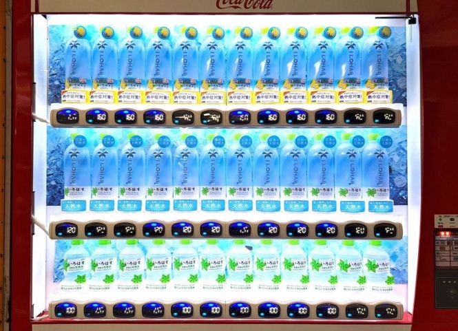 ドクターペッパーしか入っていない自販機の隣には、「い･ろ･は･す」ブランドのみの自販機もある