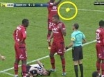 イエローカードが“◯◯◯”に！？　サッカー選手がまさかの大ミス