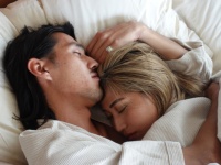 キスで元恋人を吹っ切れるか？　ベッドインするメンバーにマヂラブ村上＆ローランドも動揺【隣の恋は青く見える4　#4】