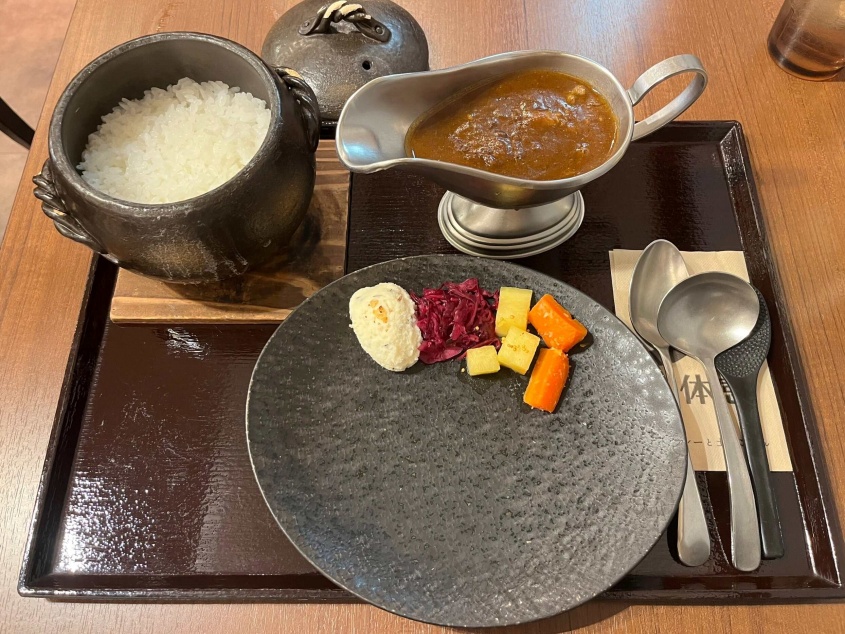 炊き立て土鍋ご飯と甘辛な絶品カレーのマリアージュがたまらない！革命的美味しさ「一体感」