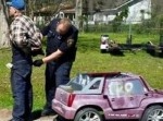 【アメリカ】子供用の“電動カー”に乗っていた男性が逮捕される！？