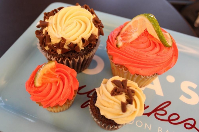 ここでしか食べられない限定カップケーキ2種（手前はタイニーサイズ）