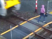 無謀にも踏切を強行突破する人が続出。ニュージーランド鉄道局はこんなアイディアで注意喚起を促している