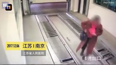 中国の女性　駐車場の中に