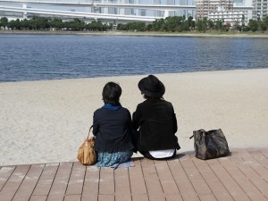 海で出座る男女