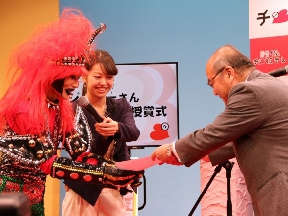 賞状を受け取るジャガーさん