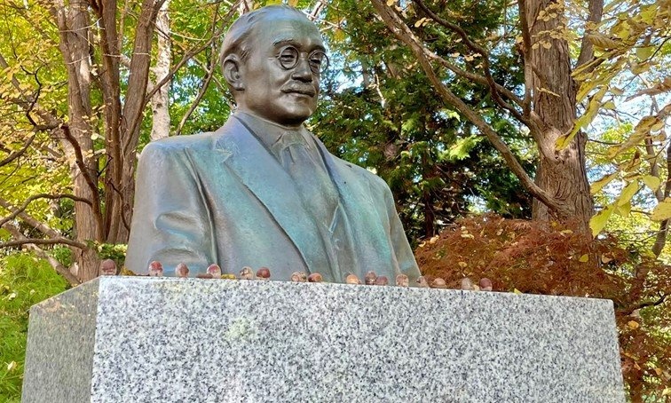 新渡戸さん、どんぐり屋さんね！　冬が近づく北海道大学で目撃された「あったかい光景」に反響