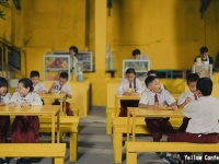 黄色でハエを追い払う。インドネシアの学校の屋外食堂プロジェクト